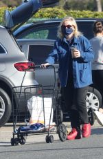 AMY POEHLER Heading to Farmers Market in Beverly Hills 01/09/2022