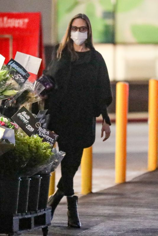 ANGELINA JOLIE Shopping for Groceries at Bristol Farms in Beverly Hills 01/11/2022