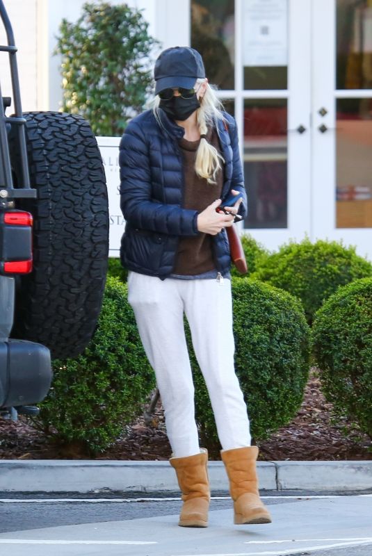 ANNA FARIS Out for Breakfast at Alfred Coffee in Palisades 01/28/2022