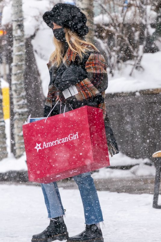 ASHLEE SIMPSON Out and About in Aspen 12/31/2021