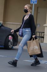 ASHLEE SIMPSON Shopping at Best Buy in Los Angeles 01/13/2022 