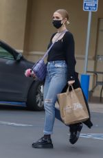 ASHLEE SIMPSON Shopping at Best Buy in Los Angeles 01/13/2022 