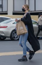 ASHLEE SIMPSON Shopping at Best Buy in Los Angeles 01/13/2022 