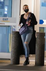 ASHLEE SIMPSON Shopping at Best Buy in Los Angeles 01/13/2022 