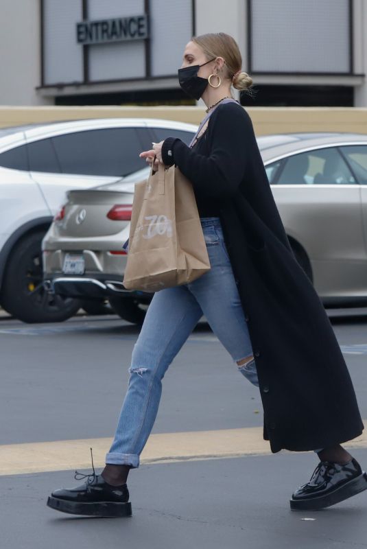 ASHLEE SIMPSON Shopping at Best Buy in Los Angeles 01/13/2022 