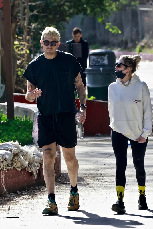 ASHLEY BENSON and G-Eazy at The Oaks Gourmet Market & Cafe in Los Feliz 01/26/2022