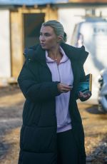 BILLIE FAIERS Visits Her New Home in Brentwood 01/12/2022