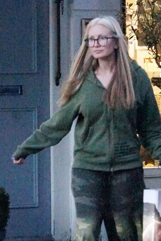 CAPRICE BOURRET Shopping at an Organic Farm Shop in Notting Hill 01/19/2022