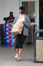 CHRISSY TEIGEN Shopping for Grocery in Beverly Hills 01/28/2022