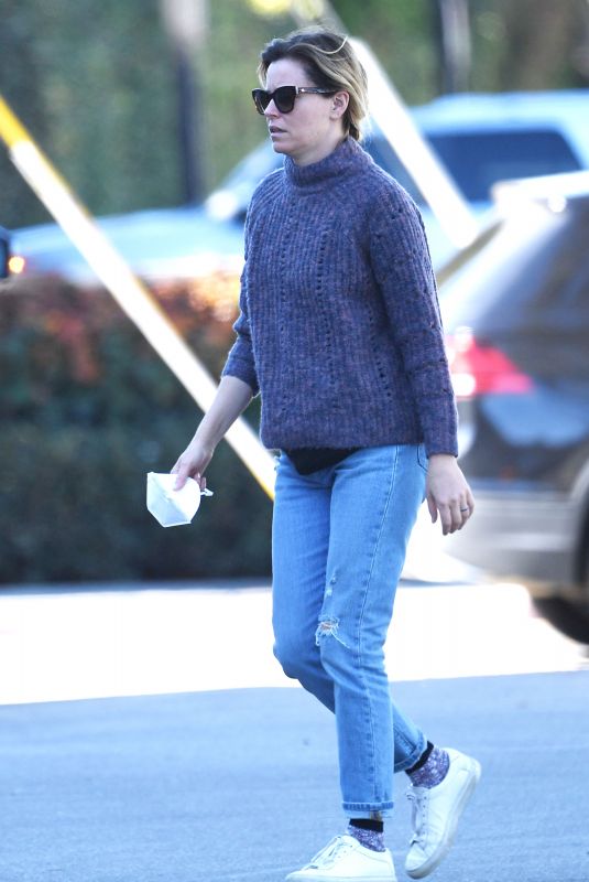 ELIZABETH BANKS Out Shopping in Los Angeles 01/09/2022