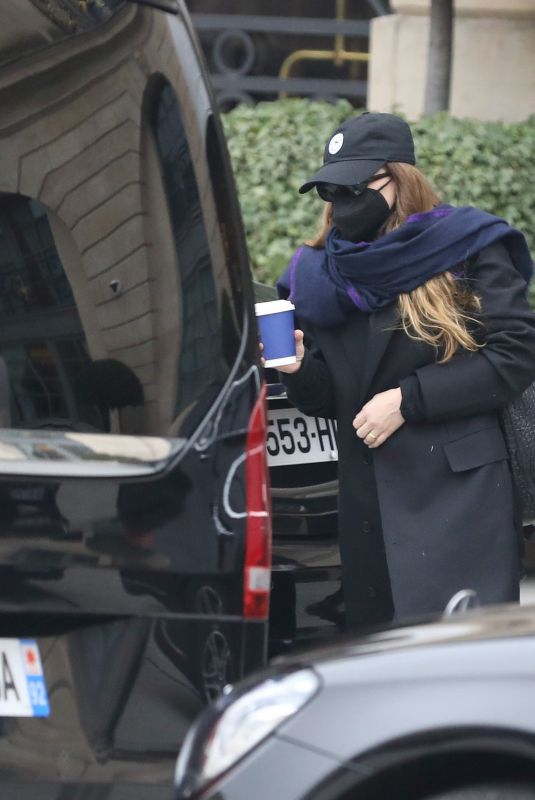 ELIZABETH OLSEN Leaves Her Hotel in Paris 01/25/2022