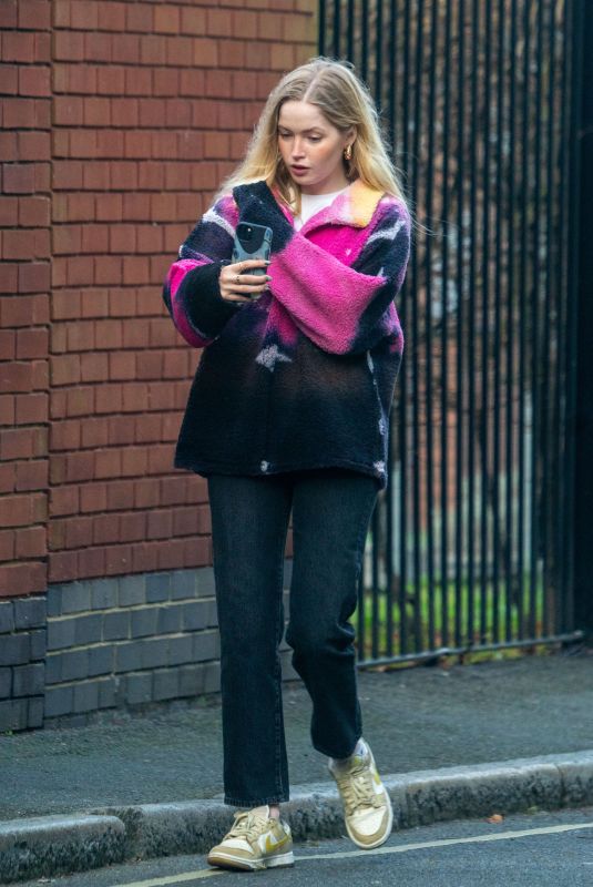 ELLIE BAMBER Takes a Selfie Out in London 01/18/2022