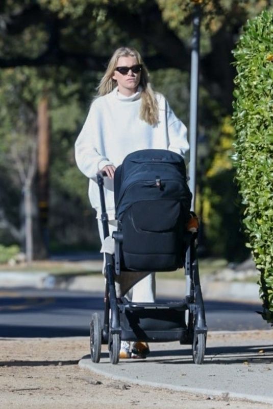 ELSA HOSK Out with Her Daughter in Pasadena 01/16/2022