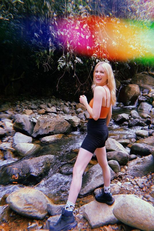 EMMA ROBERTS – Instagram Photos nad Video 01/27/2022