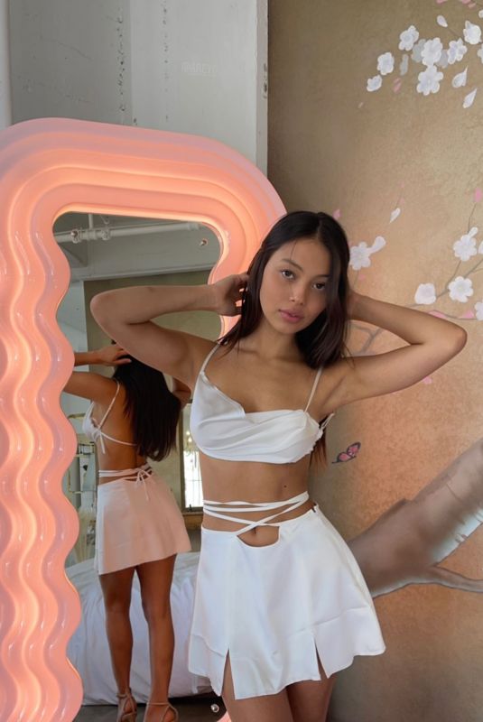 FIONA BARRON - Instagram Photos 01/08/2022