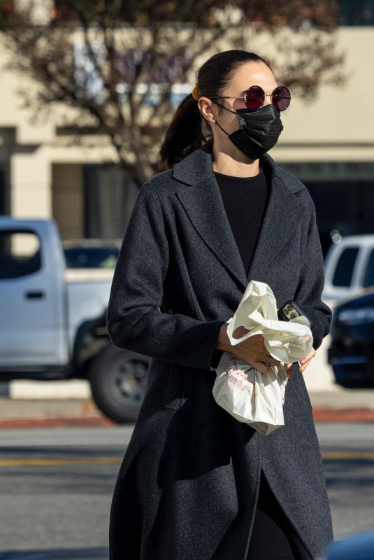 GAL GADOT Shopping at CVS in Studio City 01/06/2022