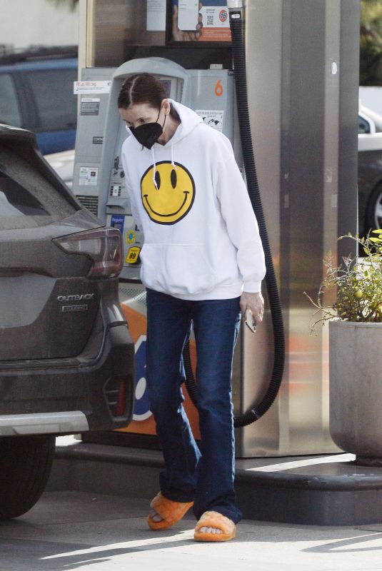 GEENA DAVIS Out and About in Los Angeles 01/12/2022