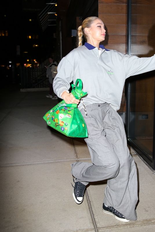 GIGI HADID Arrives at Her Apartment in New York 01/25/2022