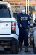 GWEN STEFANI Out and About in Los Angeles 01/22/2022