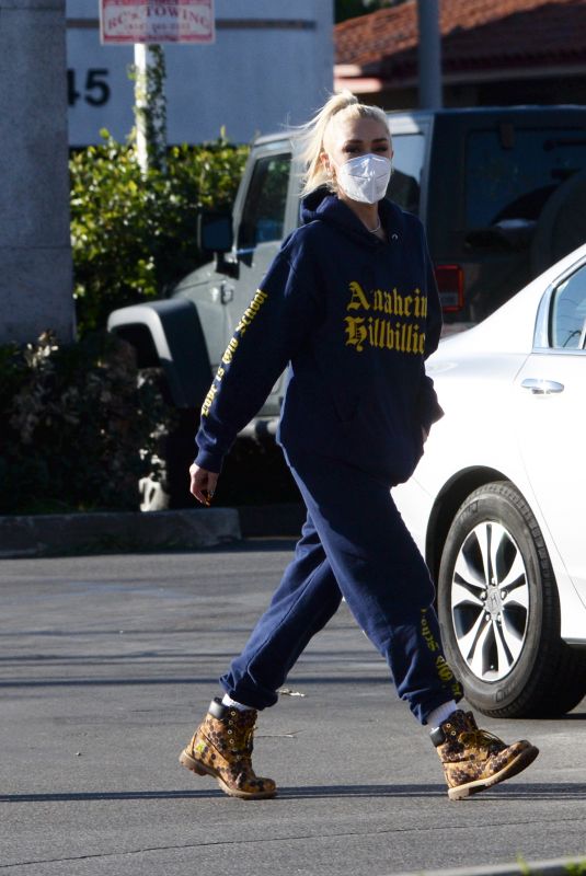 GWEN STEFANI Out and About in Los Angeles 01/22/2022
