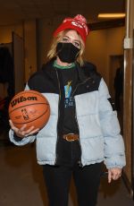 HEIDI GARDNER at San Antonio Spurs vs New York Knicks Game at Madison Square Garden 01/10/2022