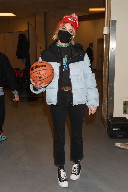 HEIDI GARDNER at San Antonio Spurs vs New York Knicks Game at Madison Square Garden 01/10/2022