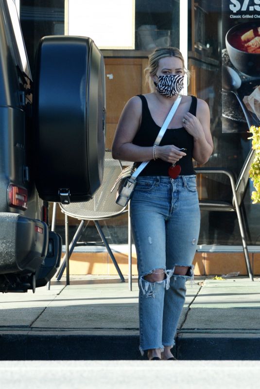 HILARY DUFF Leaves BevMo! Liquor Store in Studio City 01/20/2022