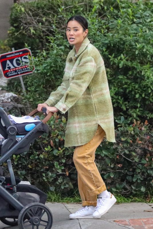 JAMIE CHUNG Out with Her Babys at Griffith Park in Los Feliz 01/18/2022