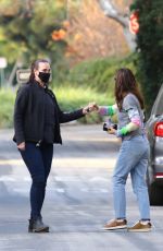 JENNIFER GARNER Arrives at Her Home in Brentwood 01/08/2022