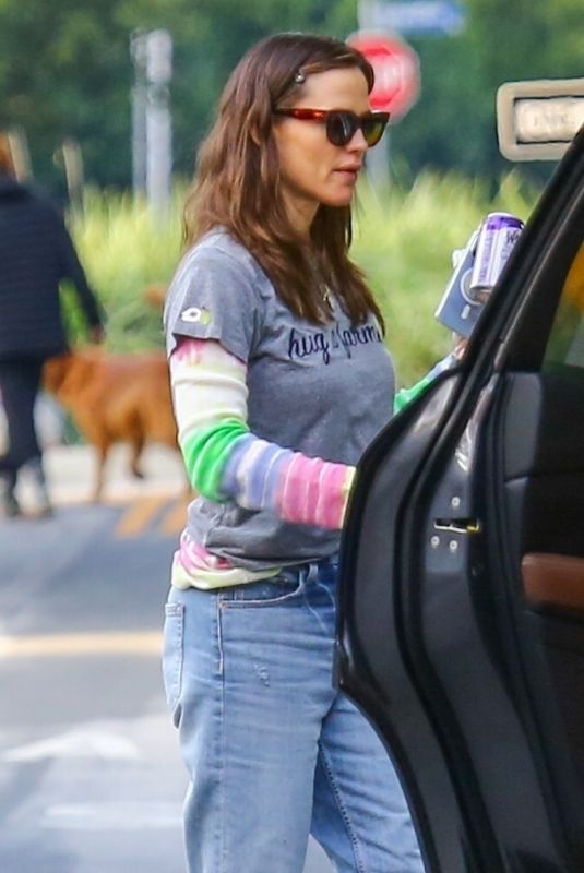 JENNIFER GARNER Arrives at Her Home in Brentwood 01/08/2022