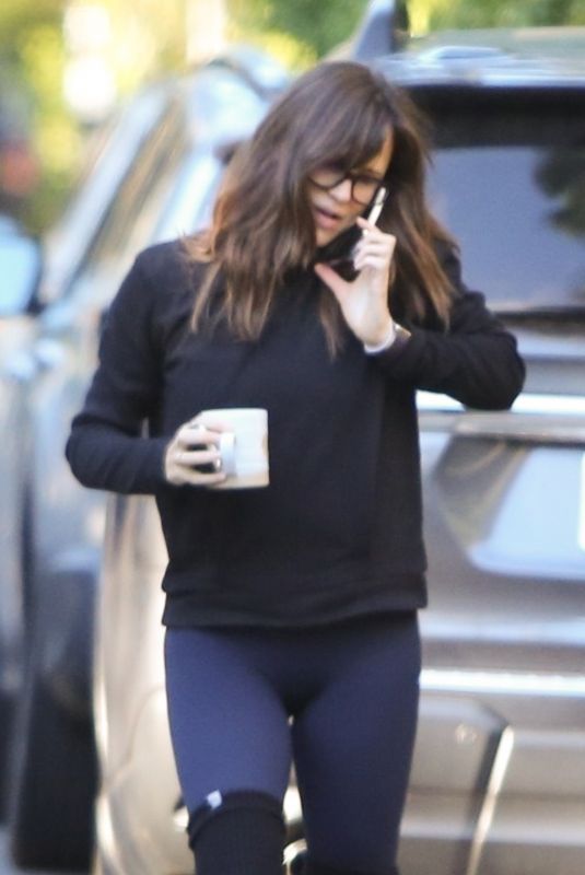 JENNIFER GARNER Out for a Morning Walk in Brentwood 01/06/2022