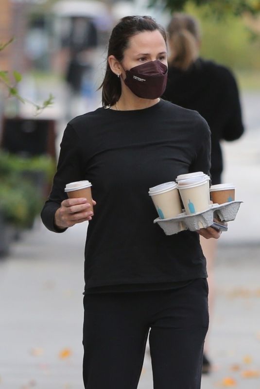 JENNIFER GARNER Out for Coffe in Brentwood 01/12/2022