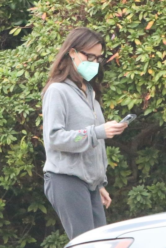 JENNIFER GARNER Out for Morning Walk in Brentwood 01/19/2022