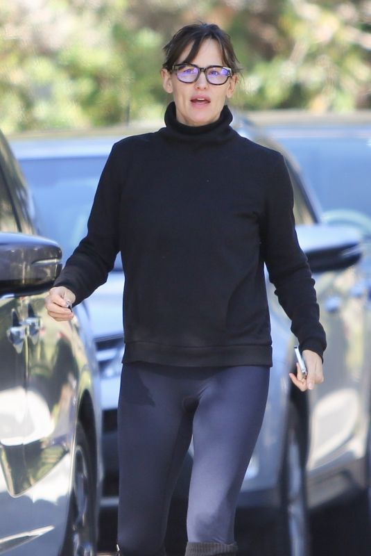 JENNIFER GARNER Out Hiking in Brentwood 01/09/2022