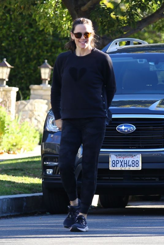JENNIFER GARNER Out on Morning Walk in Pacific Palisades 01/23/2022