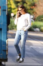 JENNIFER GARNER Outside Her Under-construction Home in Brentwood 01/18/2022