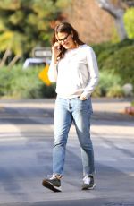 JENNIFER GARNER Outside Her Under-construction Home in Brentwood 01/18/2022