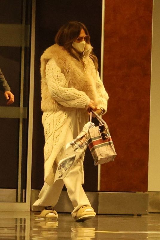 JENNIFER LOPEZ Leaves Canary Islands 01/08/2022