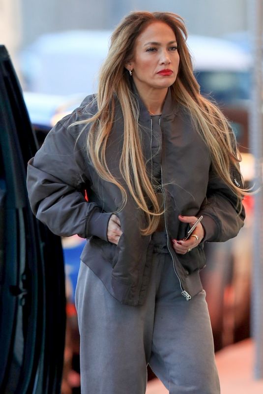 JENNIFER LOPEZ Makes a Wardrobe Change Before Heading to Dance Studio in Los Angeles 01/27/2022