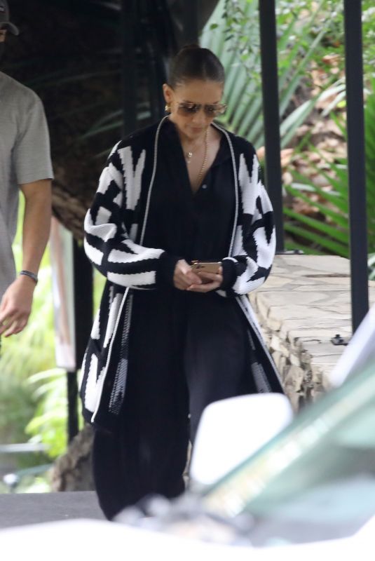 JENNIFER LOPEZ Out Shopping in Venice 01/16/2022