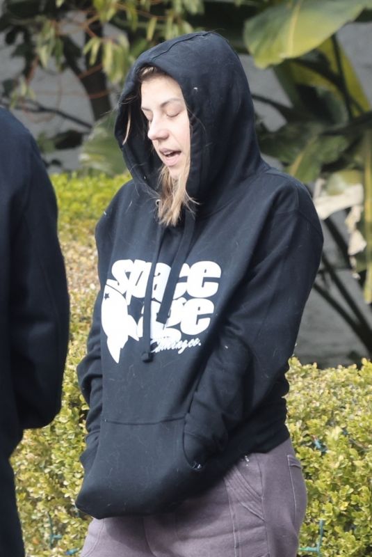 JODIE SWEETIN Outside Her Home in Studio City 01/10/2022