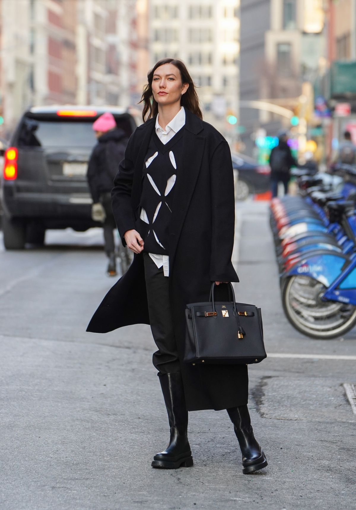 KARLIE KLOSS Hailing a Taxi Out in New York 01/27/2022 – HawtCelebs