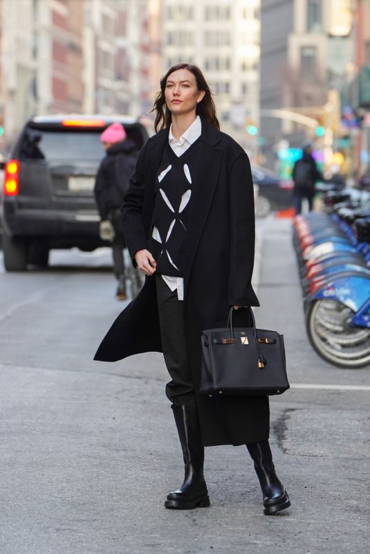 KARLIE KLOSS Hailing a Taxi Out in New York 01/27/2022