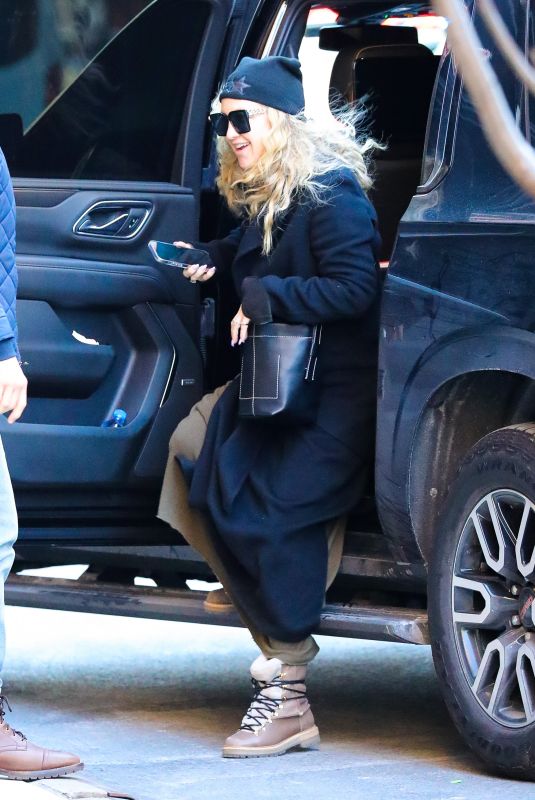 KATE HUDSON Arrives at Her Hotel in New York 01/16/2022