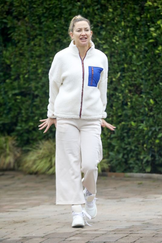 KATE HUDSON Out for Morning Walk in Los Angeles 01/14/2022