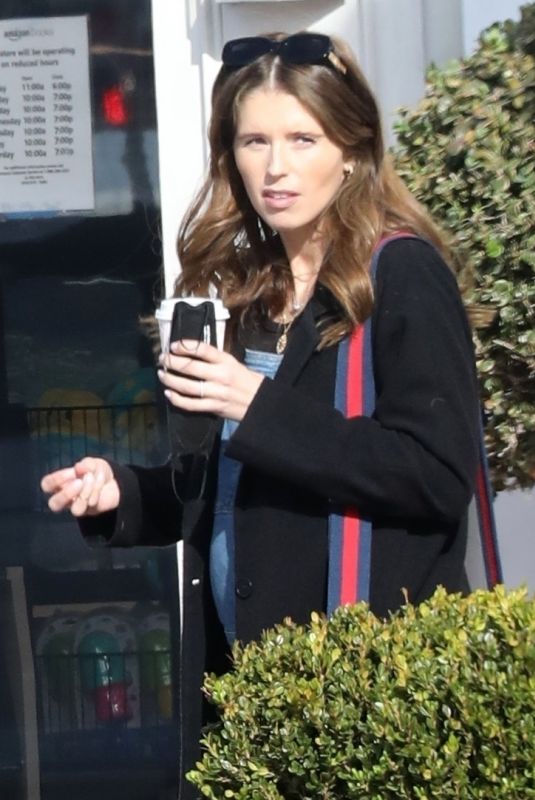 KATHERINE SCHWARZENEGGER Out Shopping with a Friend in Los Angeles 01/26/2022