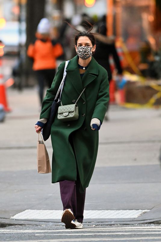 KATIE HOLMES Leaves a Bookstore in New York 01/03/2022