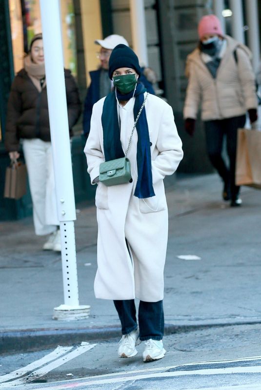 KATIE HOLMES Out and About in New York 01/08/2022
