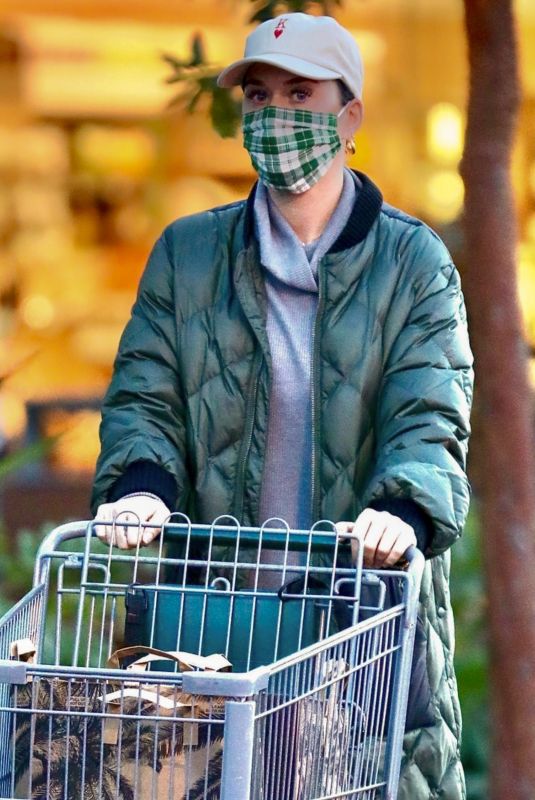 KATY PERRY Shopping at Erewhon Market in Los Angeles 01/09/2022