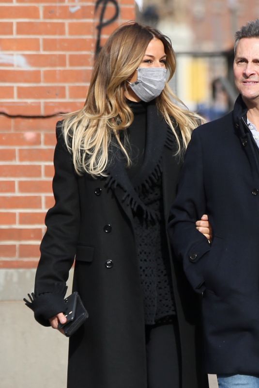 KELLY BENSIMON Out Arm-in-arm with a Mystery Man in New York 01/13/2022